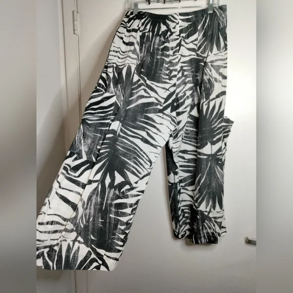 bryn Walker (Size M) Crop Top/(Size L) Crop Pants Leaf Print (2PC) Matching Set